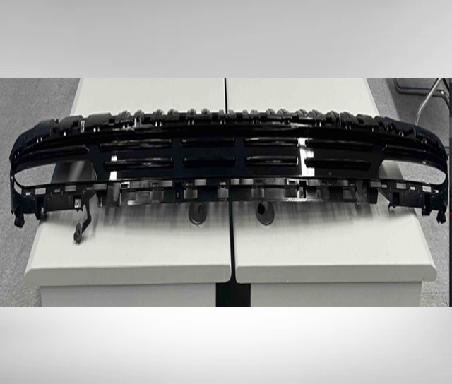 Bumper rear trim bar